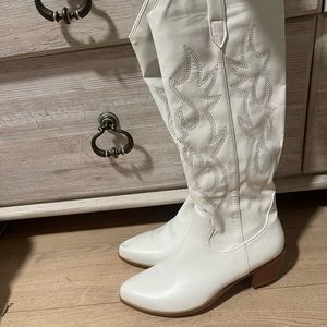 Women’s Cowgirl boots size 11 NEVER WORN